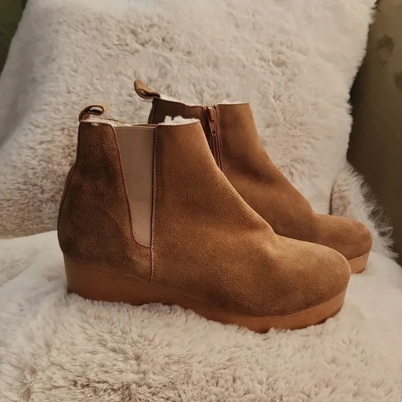 NWOB Andre' Asssous Tan Suede Clog Boots-Size 10 - Picture 1 of 7